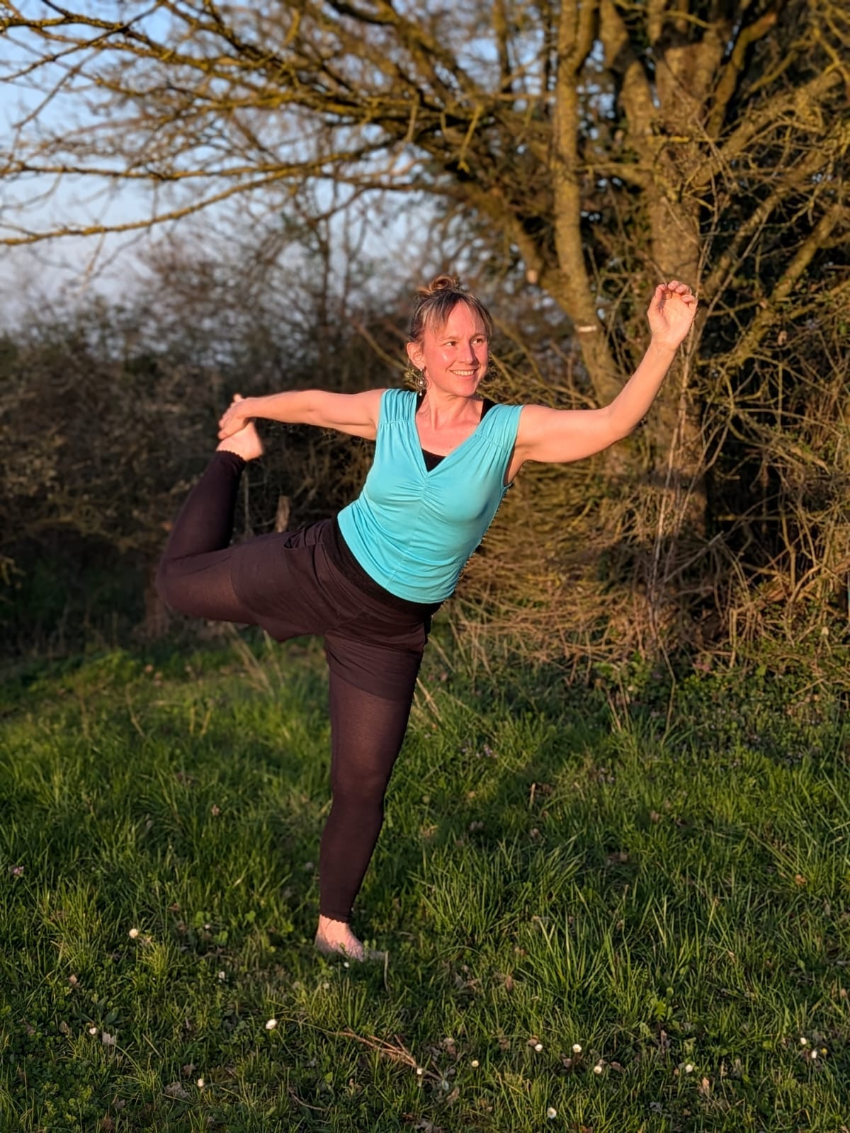 Claire Rollet en posture de yoga dans la nature