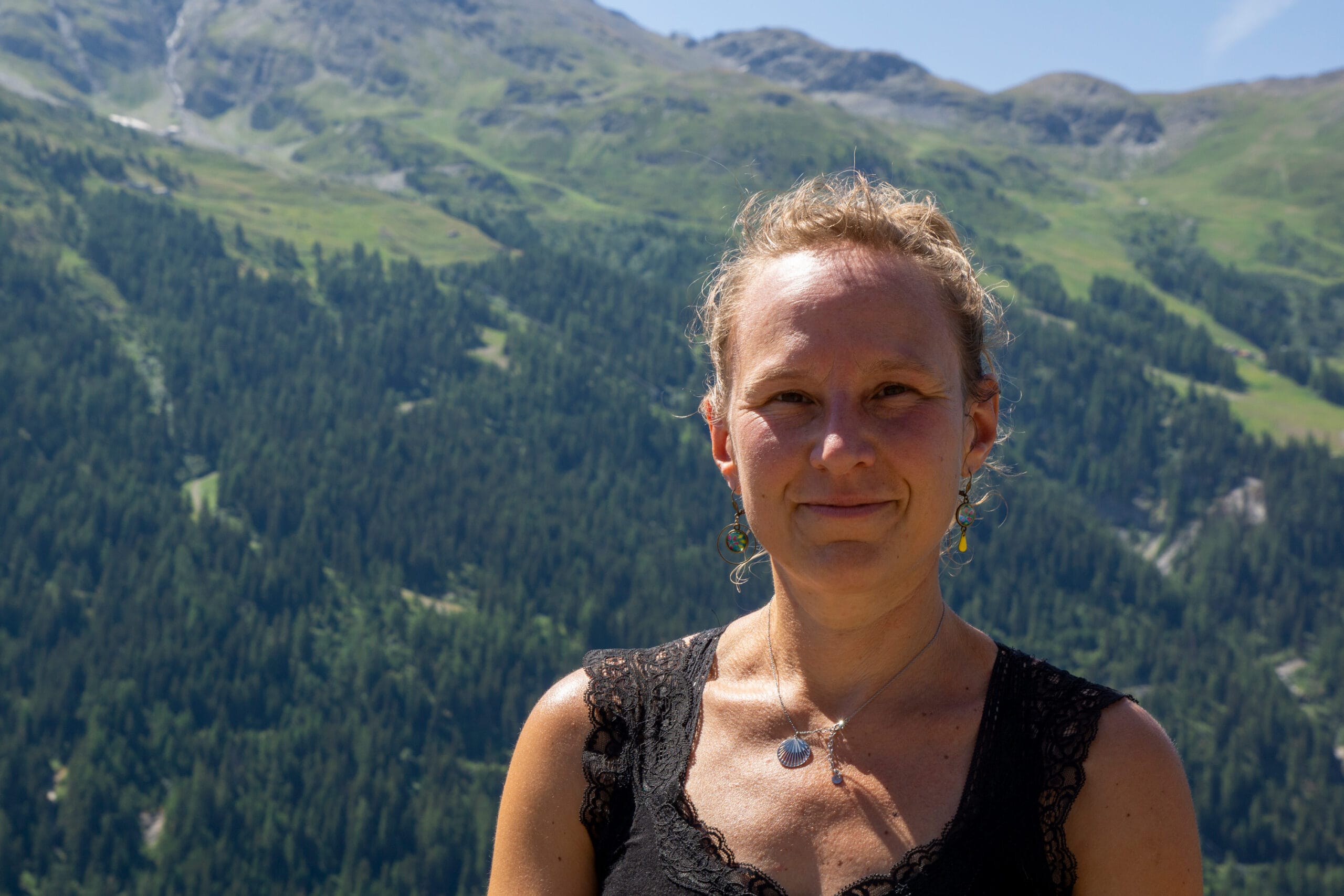 Portrait de Claire Rollet, psychopraticienne et professeure de yoga, en montagne